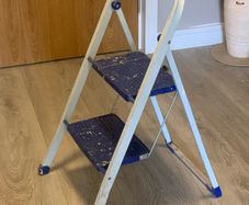 Two tier stepladder