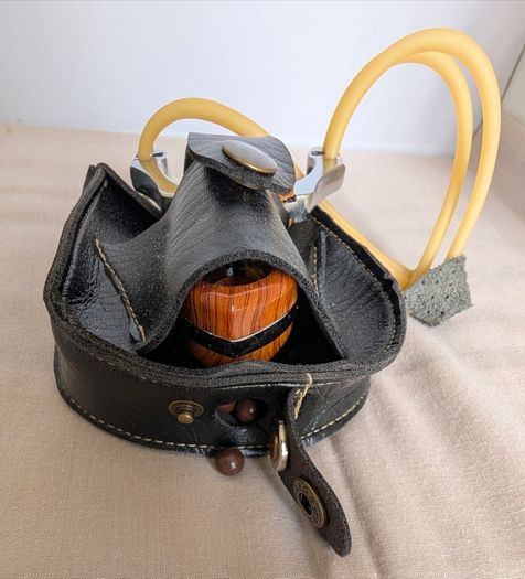 Slingshot Set Luxury Slingshot Set  Rigid Catcher & 500 Ammo (300 Clay, 200 Steel)