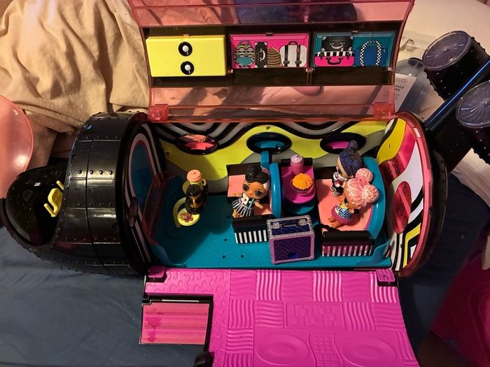 LOL plane with 4 dolls