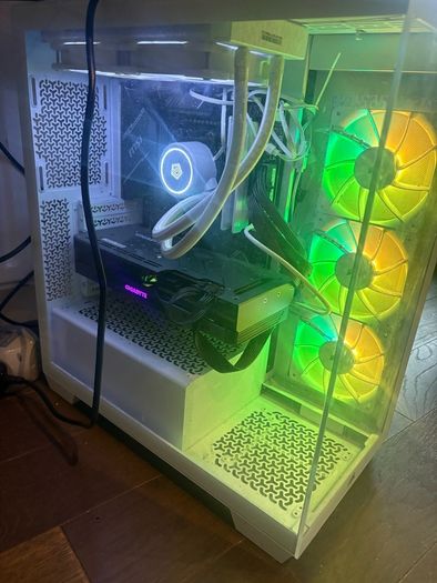 High-end Gaming setup - Ryzen 7 7700x / RX 7800 XT / Triple monitors