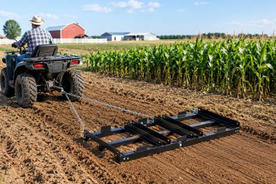 4FT Heavy-Duty Drag Harrow, Tow-Behind Driveway Grader with Adjustable Width, 50lb Capacity, Galvanised Steel Lawn & Gravel Leveller for ATV, UTV & Tractor