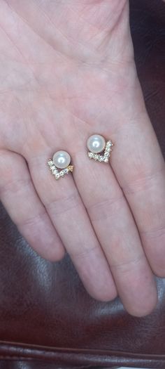 Vintage jewelry is sold individually for 5 to 10 euros