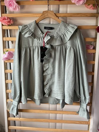 blouse Bnwt frilled collar blouse dipped back hem short feminine baloot size small (12) due to style
