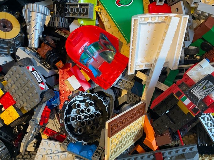 Lego - 5kg of Lego pieces contained in a treasure chest