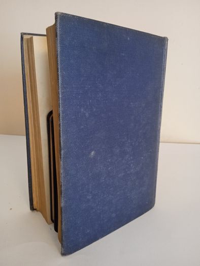 The Six Greatest Novels of Anatole France: Penguin Island, The Crime of Sylvestre Bonnards, The Revolt of the Angels, The Gods are Athirst, Thais, and The Red Lily. Decorations by Frank C. Paper, John Austen and Donia Nachshen (HQ86)