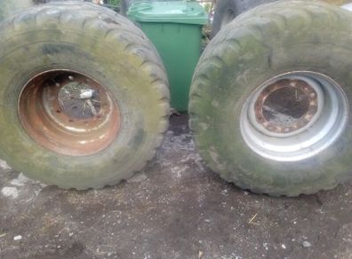 pair 560/60-22.5 wheels