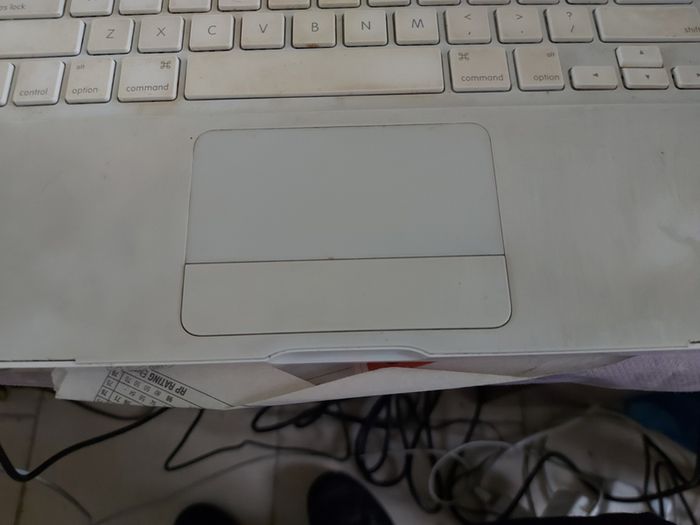 Another vinyage Apple MacBook, has an account, no Battery or charger, no 4 key missing, in very good condition otherwise