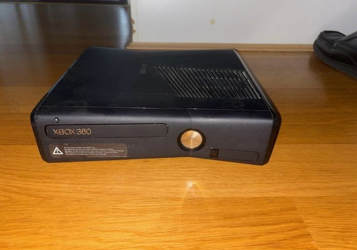 XBOX 360 and 1 controller + Kinnect