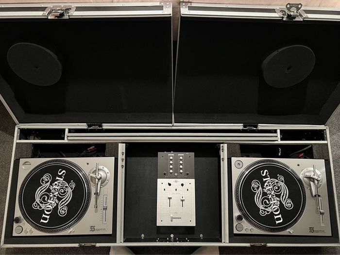 Mint Set Of Stanton STR8-60 Turntables