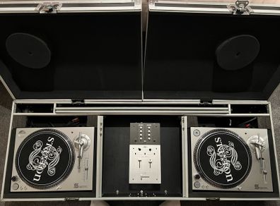 Mint Set Of Stanton STR8-60 Turntables