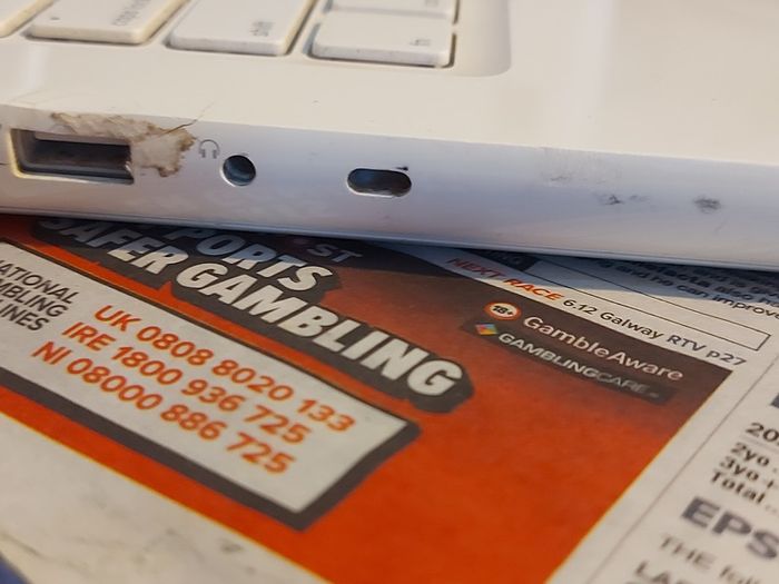 Vintage Apple MacBOOK, account password locked, in excellent cosmetic condition, excellent Battery