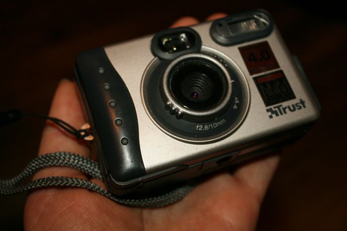 Trust 820 LCD Powercam Zoom Digital Camera 4 Megapixel