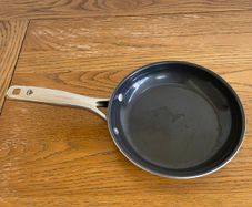 Ceramic non stick frying pan