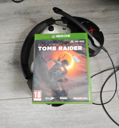 Xbox One S 500GB Bundle  : 2 Controllers + HyperX Headset + Shadow of the Tomb Raider