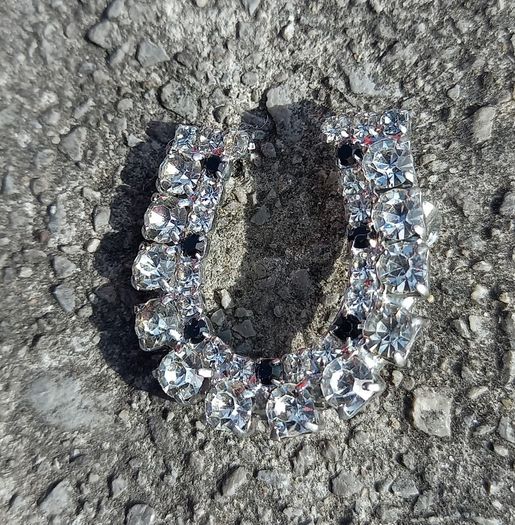 Vintage jewelry is sold individually for 5 to 10 euros