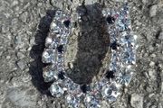 Vintage jewelry is sold individually for 5 to 10 euros