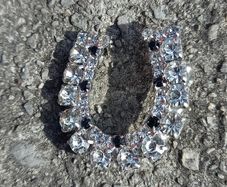 Vintage jewelry is sold individually for 5 to 10 euros