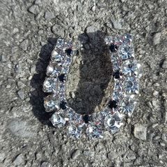 Vintage jewelry is sold individually for 5 to 10 euros