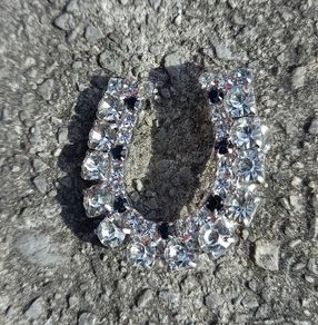 Vintage jewelry is sold individually for 5 to 10 euros