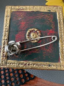 Floral safety pin