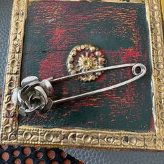 Floral safety pin