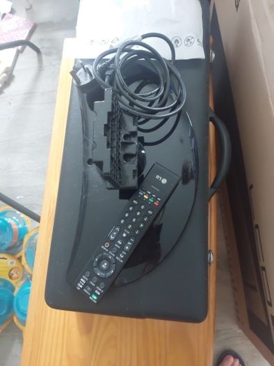 32 inch LG TV with remote and stand in box