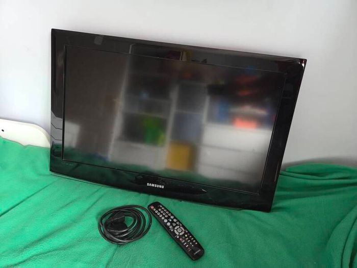 Samsung 32" LCD TV with Original Remote (Model LE32A456C2D)