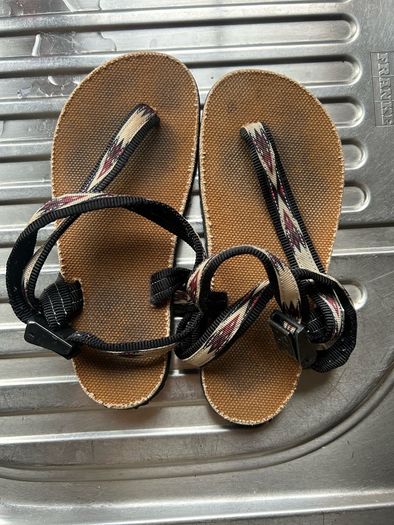 Grounding sandal's earthrunners
