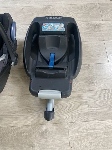 Maxi cosi isofix infant seat (13kg) and newborn insert