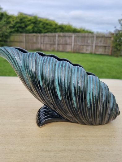 Classic Sylvac shell pottery mantle vase (mold number 399)