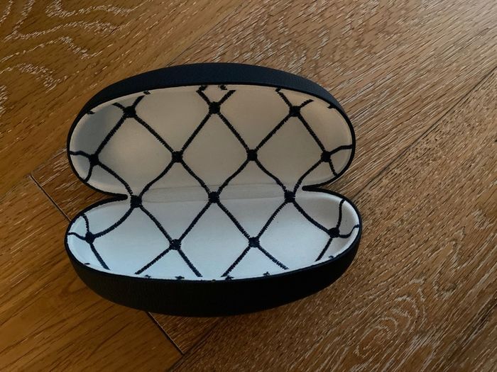 Gant hard shell glasses case