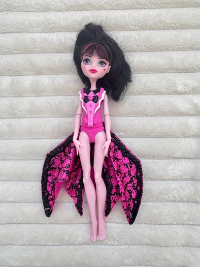 Monster High Draculaura Doll Ghoul to Bat Transformation Fold Out Wings Used Please see photos