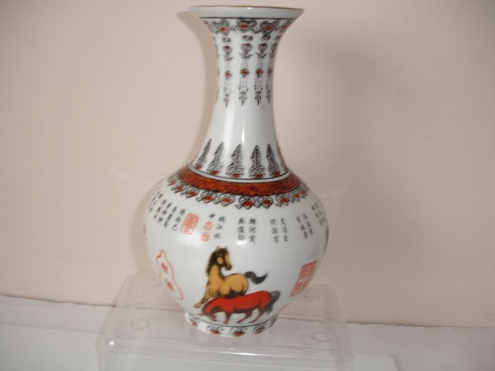 Chinese Vase Map of Eight Horses of Wang Mu Qianlong Mark