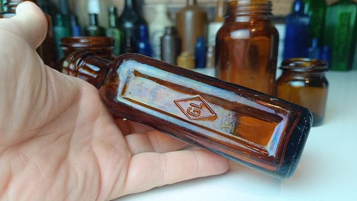 485 - Set of 5 Vintage Brown Amber Glass Screw Top Collectible Decorative Bottles
