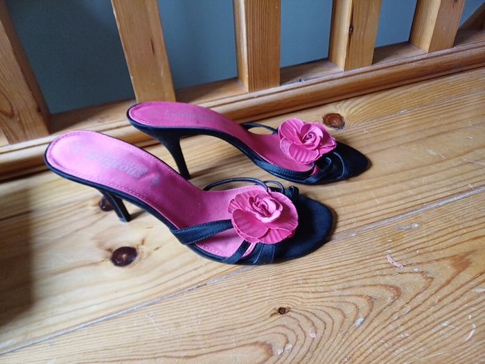 Size 5 Black and Pink Sandals