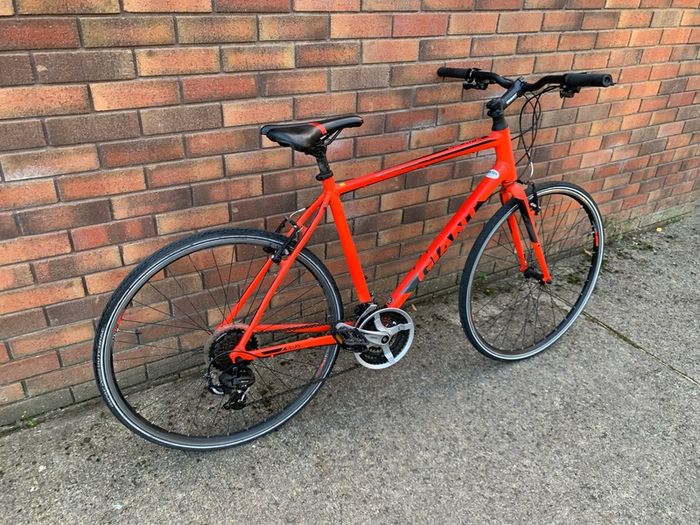 28 Inch Giant Escape hybrid bike