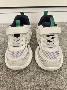 Boys runners size UK 9/26