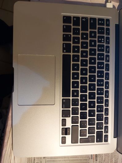 Apple MacBook Air 13 inch, Model A1369,  i5,  1,7GHz, no Ram, needs Ram, excellent cosmetic condition