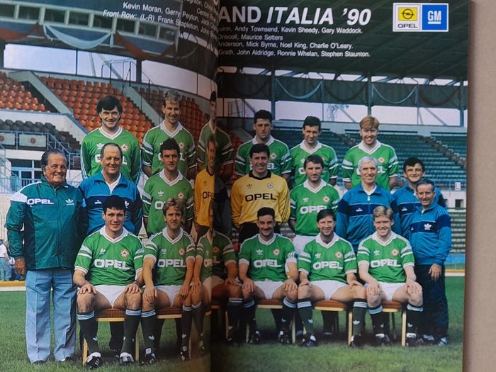 Rare Ireland football autographed book Italia 90