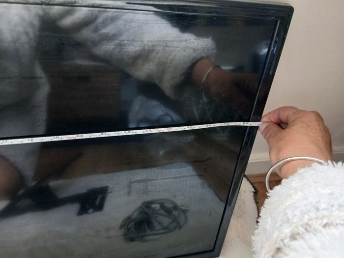 Walker brand flat screen tv 29inch in length  x17 inch heigth. Comes with original remot control, swivel mounted tv bracket and cables. .
