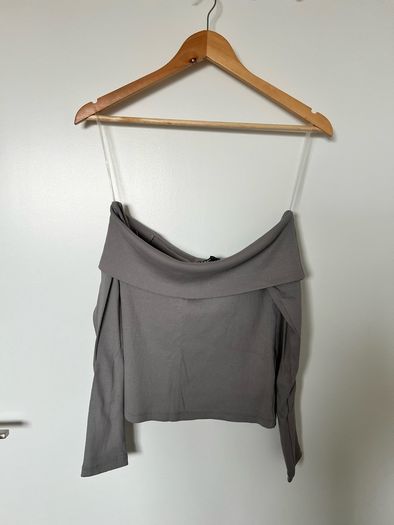 Off shoulder long sleeve top