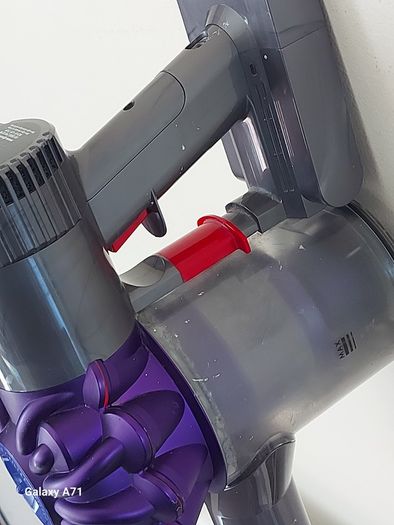 DYSON V6 Animal, with charger and Accesorie, in excellent condition