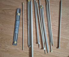 Assorted knitting needles
