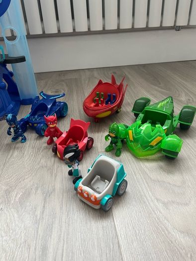 PJ Masks Deluxe Battle HQ Toy Headquarters Playset w/ 4 Action Figures, 5 Car