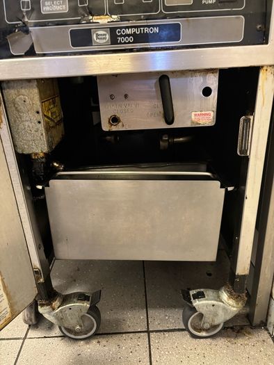 Henny Penny Pressure Fryer Model 500 with Computron 7000. Project or Parts Unit Spare Element Included