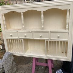 Wall cabinet with plate racks