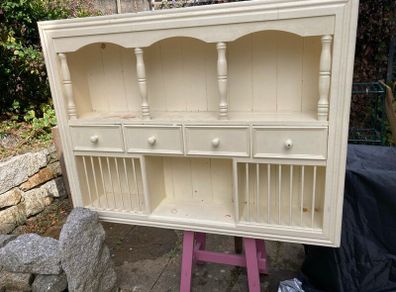 Wall cabinet with plate racks