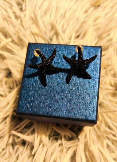 Small Shiny Earrings with Black Starfish Motif Elegant Minimal Style
