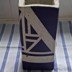 Ail and El concrete vase