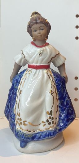 Porcelain fallera girl figurine, made in Spain